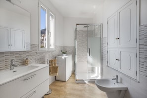 Doccia, asciugacapelli, bidet, asciugamani