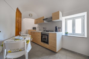 Frigorifero, microonde, forno, piano cottura
