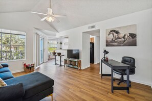 Smart TV, books - Zen Oasis at Lake Buena Vista (Orlando)