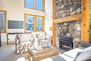 Televisión y chimenea