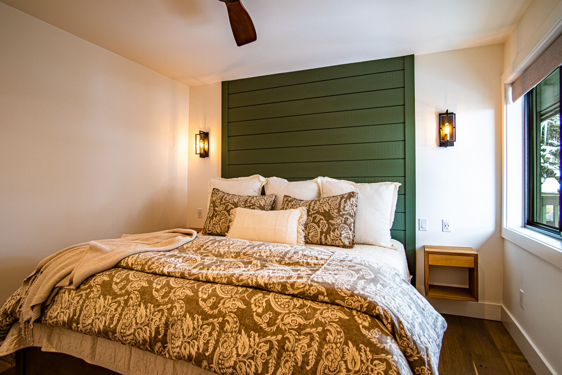 Tabla de planchar con plancha, wifi, ropa de cama