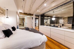 Een strijkplank/strijkijzer, gratis wifi, beddengoed