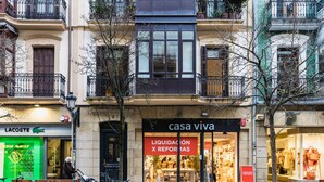 Un edificio con escaparate que muestra el nombre 'casa viva' y un cartel que anuncia 'LIQUIDACIÓN X REFORMAS'.