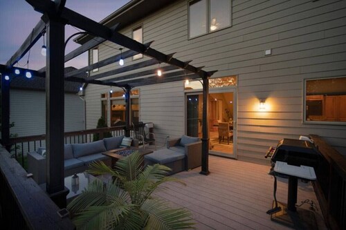 Executive Living 2min to Jordan Creek 6 bed/5 bath near Jordan Creek Mall!