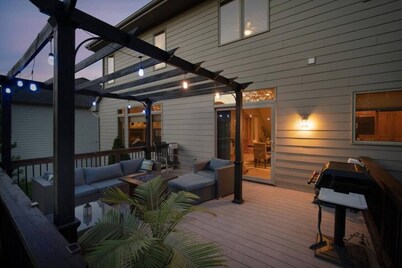 Executive Living 2min to Jordan Creek 6 bed/5 bath near Jordan Creek Mall!