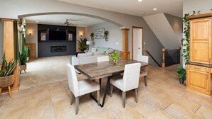 Un salón amplio con mesa de comedor, sofás y televisor.
