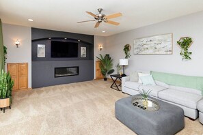 Smart TV, fireplace