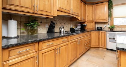 Executive Living 2min to Jordan Creek 6 bed/5 bath Near Jordan Creek Mall