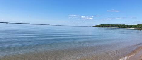 Una spiaggia nelle vicinanze