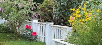 East Hampton/Springs Cottage- minutes walk to sea