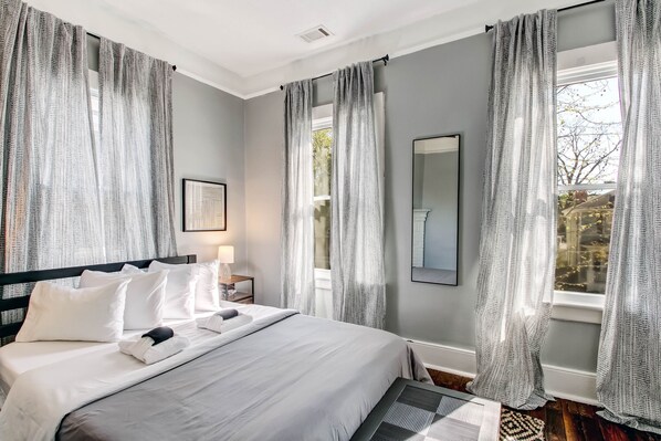 3 habitaciones, escritorio, tabla de planchar con plancha y wifi gratis 