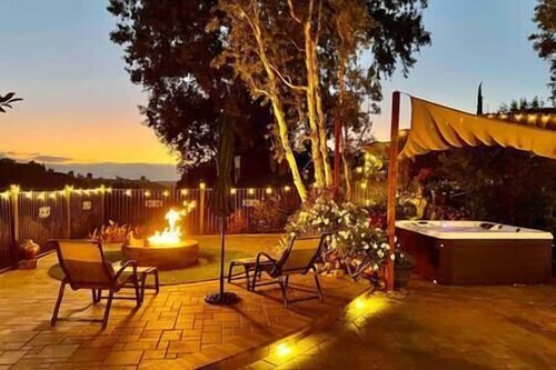 Charming 4-bedroom home w/ hot tub & canyon views
