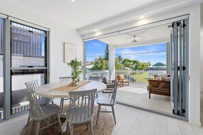 Outdoor dining - Oceanviews on Pearl (Kingscliff)