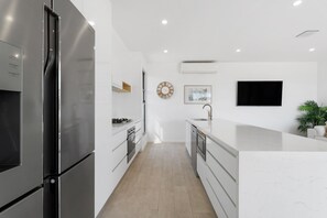 Fridge, dishwasher - Oceanviews on Pearl (Kingscliff)