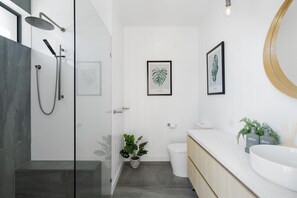 Douche, sèche-cheveux, serviettes fournies, savon