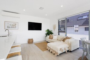 Living area - Oceanviews on Pearl (Kingscliff)