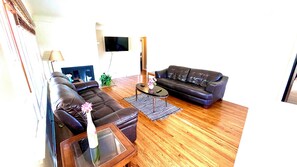 Smart TV, fireplace, table tennis - Perfect for Large Groups. 5 mins to MSP & MOA (Minneapolis)