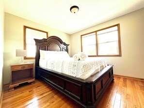 7 bedrooms, iron/ironing board, free WiFi, bed sheets - Perfect for Large Groups. 5 mins to MSP & MOA (Minneapolis)
