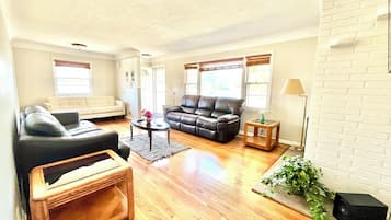 Una Smart TV, una chimenea, una mesa de tenis de mesa