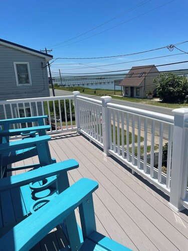 Oysterhaven Cottage with partial Water views! New balcony! Close to Fairgrounds!