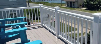 Oysterhaven Cottage with partial Water views! New balcony! Close to Fairgrounds!