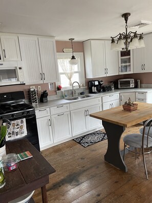 Réfrigérateur, four à micro-ondes, un four, surface de cuisson