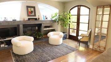 Smart-TV, Kamin, Tischtennisplatte, Drucker