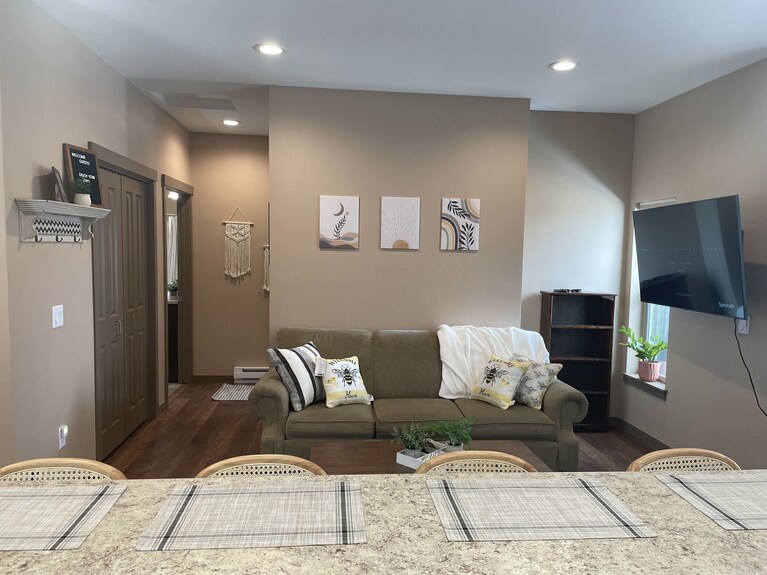 Perfect 2 Bedroom, 1 Bath Condo - Helena