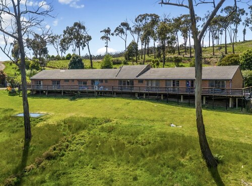 1 bedroom studio very quiet with farm view in Heathcote junction.