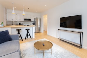 Living area - Centrally-located Downtown Gem w/ free parking & Wi-Fi - convenient to NYC! (Stamford)