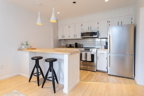 Private kitchen - Centrally-located Downtown Gem w/ free parking & Wi-Fi - convenient to NYC! (Stamford)