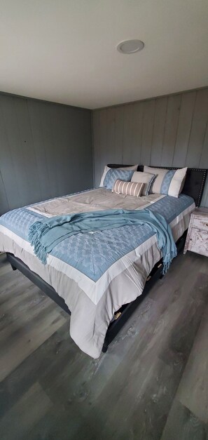 2 bedrooms, iron/ironing board, free WiFi, bed sheets - Newly remodeled house in a quiet neighborhood setting (Hancock)