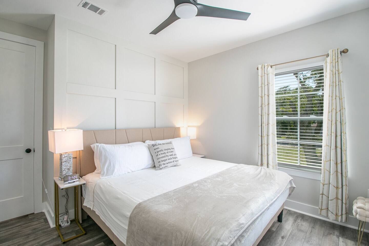 4 habitaciones, escritorio y tabla de planchar con plancha 