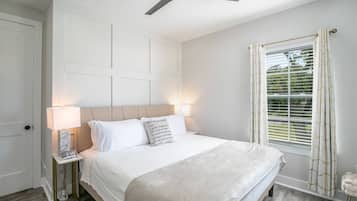 4 habitaciones, escritorio y tabla de planchar con plancha