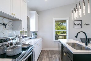 Fridge, microwave, oven, stovetop - Cruisin’ the Coast | 3 Nights + Free Late Checkout (GULFPORT)