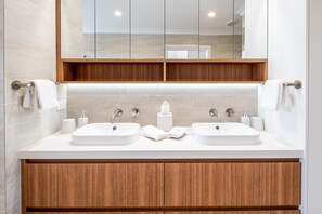 Bathroom - La Bella Waters 3 (Whitsundays)