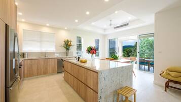 Full-sized fridge, microwave, oven, stovetop