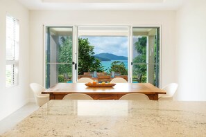 Luxury Villa | Dining room - La Bella Waters 3 (Whitsundays)