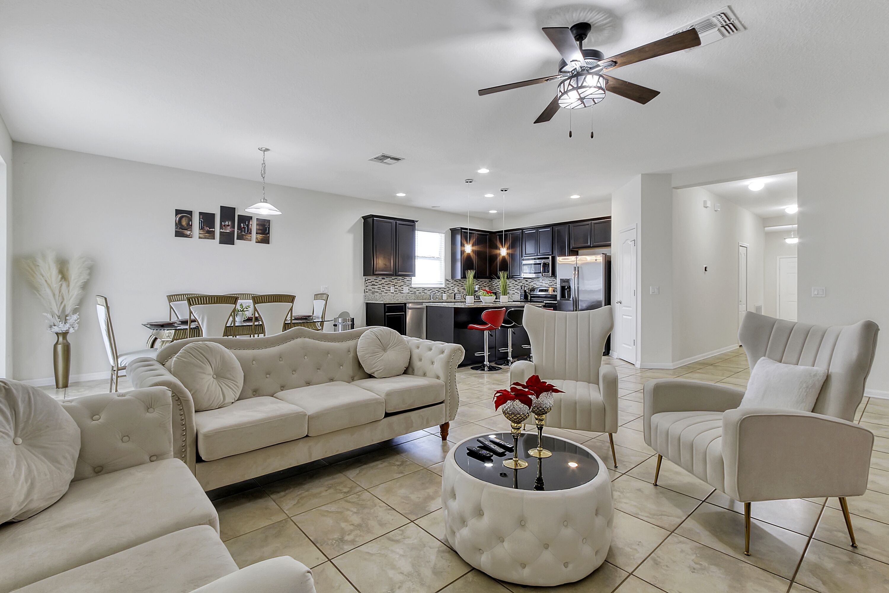 Luxe Cozy Charm: An Airbnb Stay Centrally Located