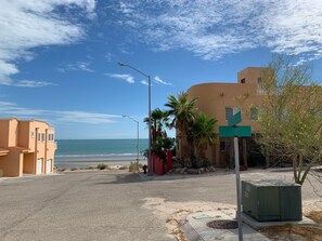 På stranden och solstolar
