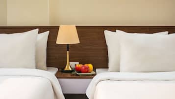 Escritorio, cortinas blackout y tabla de planchar con plancha