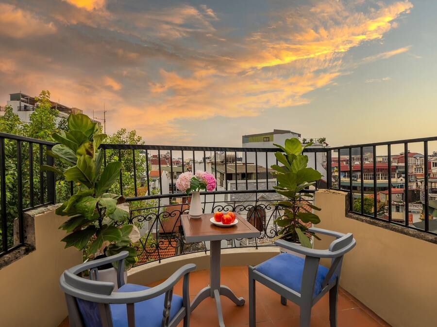 Una scrivania, tende oscuranti, ferro/asse da stiro, Wi-Fi gratuito