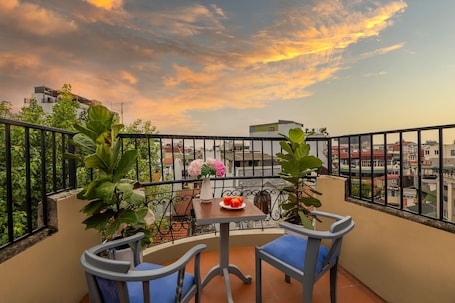 Escritorio, cortinas blackout y tabla de planchar con plancha