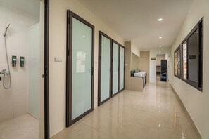 Shower, rainfall showerhead, free toiletries, hair dryer - Queen Cafe Hotel & Pub (Hanoi)