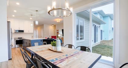 My Mom's Cottage - Enjoy Small Town Beach Living!