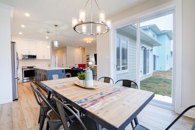 My Mom's Cottage - Enjoy Small Town Beach Living!