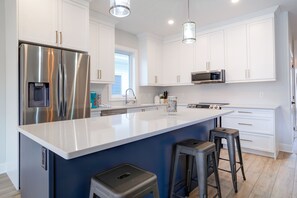 冷蔵庫、電子レンジ、オーブン、コンロ