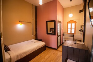 9 bedrooms, WiFi, bed sheets