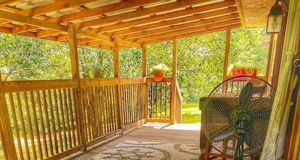 Cozy Cabin with an amazing deck and beautiful views of Lake Fort Smith!