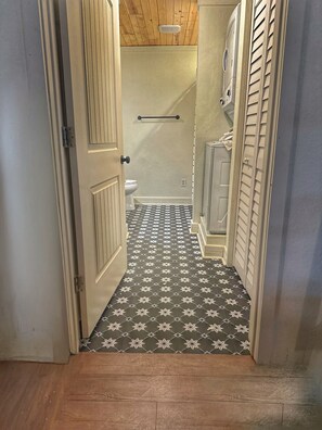 Serviettes fournies, savon, shampoing, papier toilette